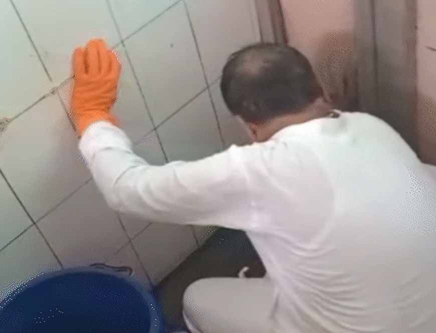 शिवपुरी में मंत्री का गुस्सा: खुद साफ किया टॉयलेट, स्वास्थ्य अधिकारी को पहनाई माला