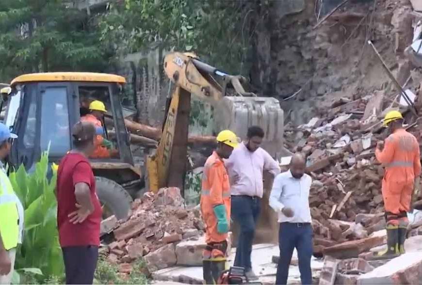 दिल्ली में बड़ा हादसा: तीन मंजिला इमारत गिरी, 3 की मौत, कई दबे, रेस्क्यू जारी