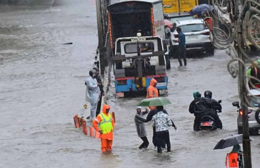 मुंबई में भारी बारिश के बीच जनजीवन सामान्य, बीएमसी सतर्क, सहायता के लिए जारी हेल्पलाइन नंबर
