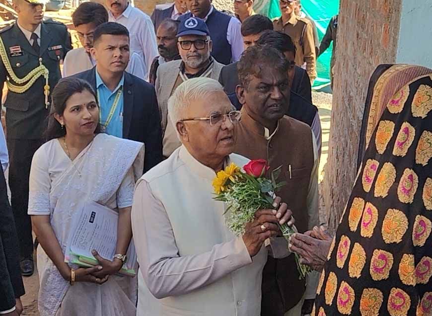 राज्यपाल पटेल प्रधानमंत्री आवास योजना के हितग्राही से मिले