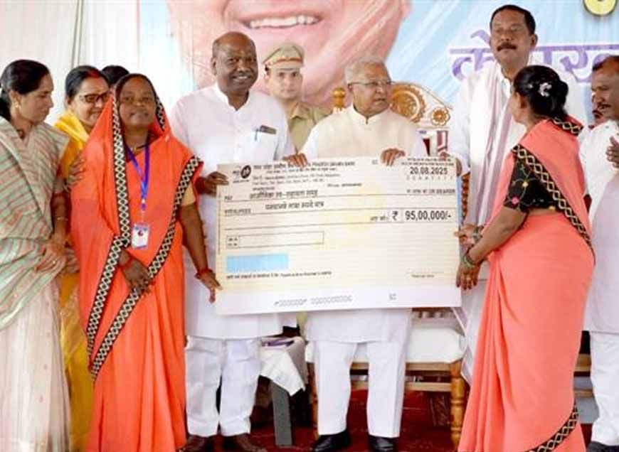 राज्यपाल  पटेल सिवनी के थांवरझोड़ी में ग्राम परिचय कार्यक्रम में हुए शामिल