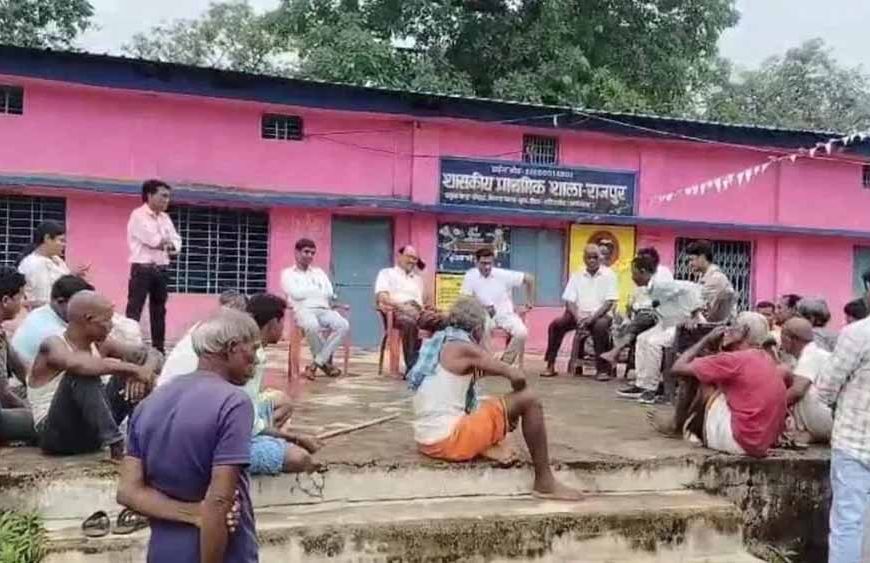 छुट्टी वाली मैडम पर भड़के ग्रामीण, स्कूल में जड़ा ताला, की स्थायी छुट्टी की मांग