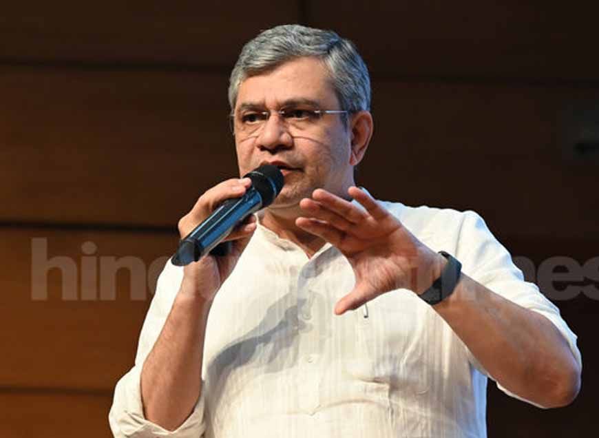 रेल यात्रियों के एक्स्ट्रा लगेज पर कोई फाइन नहीं, केंद्रीय मंत्री अश्विनी वैष्णव ने किया स्पष्ट