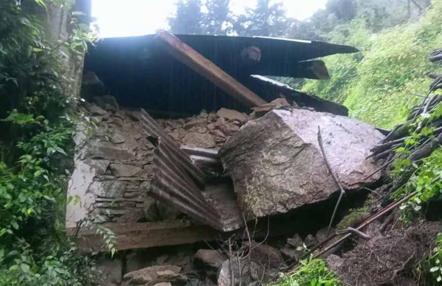 पिथौरागढ़ में फिर पहाड़ दरका, 18 परिवारों की सुरक्षा चिंतित