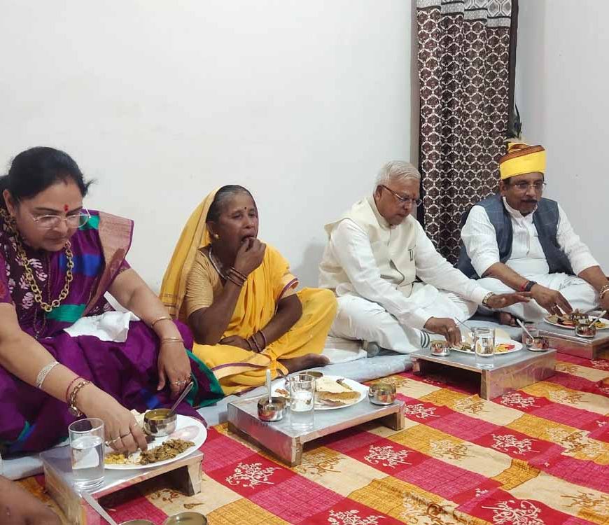 राज्यपाल पटेल ने बिरवा में ईमलाबाई के घर किया भोजन