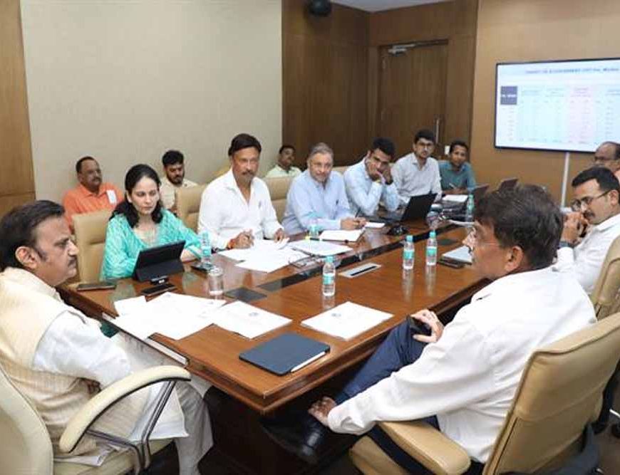 स्वास्थ्य अधोसंरचना विकास कार्य समय पर एवं गुणवत्ता के साथ करें पूर्ण : उप मुख्यमंत्री शुक्ल