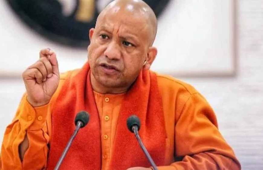 योगी का एटा में हमला: कांग्रेस-सपा ने सबका साथ नहीं, सिर्फ अपने परिवार का विकास किया