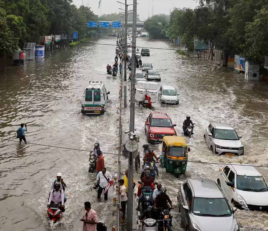 दिल्ली में यमुना का जलस्तर खतरे के निशान से ऊपर, सड़कों पर समंदर जैसा नजारा