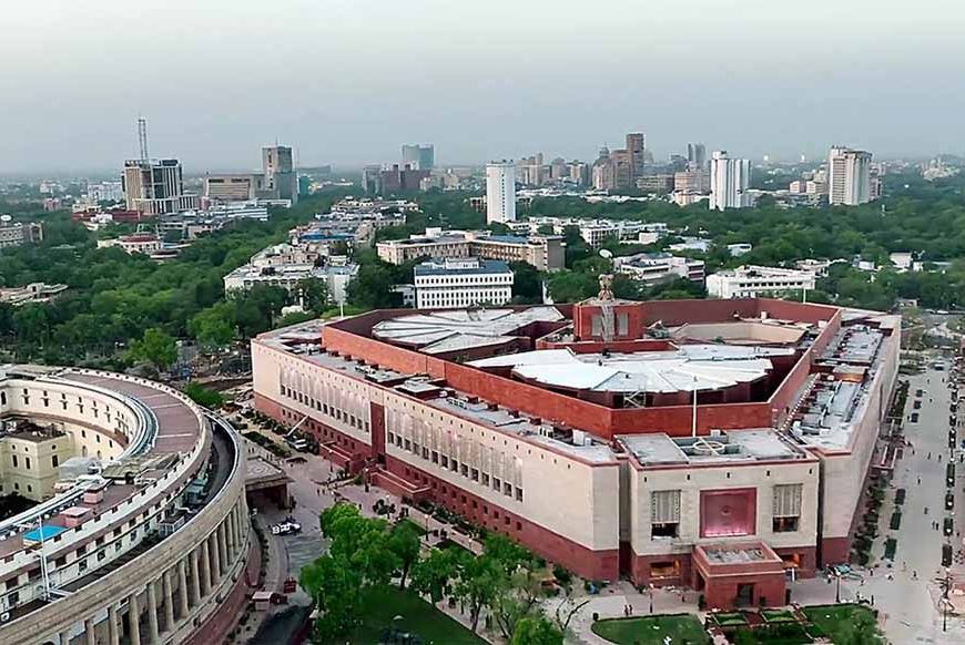 संसद की सुरक्षा पर सवाल! युवक दीवार फांदकर पहुंचा अंदर, मचा हड़कंप