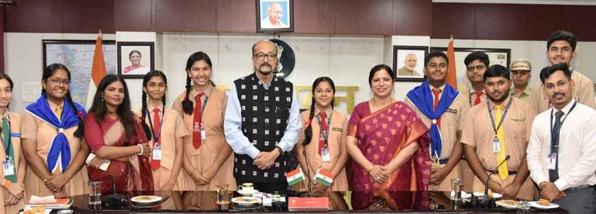 राज्यपाल से मिले हाई स्कूल के विद्यार्थी