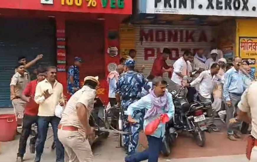 राशन डीलरों का प्रदर्शन बेकाबू, पुलिस ने भांजी लाठियां
