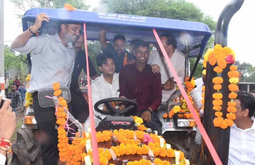 शिवपुरी में बाढ़ राहत: ग्रामीणों को बचाने युवक ने लगाई जान की बाजी, ट्रैक्टर से पहुंचे सिंधिया