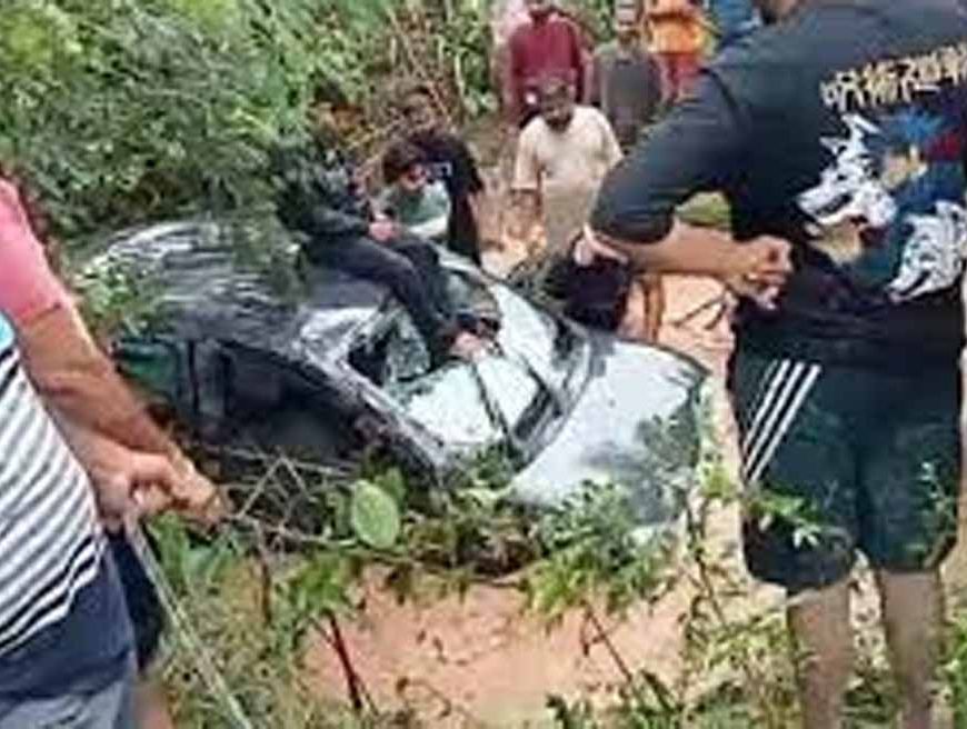 गूगल मैप की चूक से कार बरसाती नदी में गिरी, छात्रों की जान बचाई शीशा तोड़कर