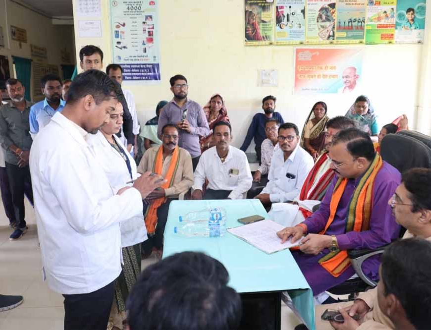 स्वास्थ्य मंत्री श्याम बिहारी जायसवाल ने प्राथमिक स्वास्थ्य केन्द्र जेवरा का किया आकस्मिक निरीक्षण