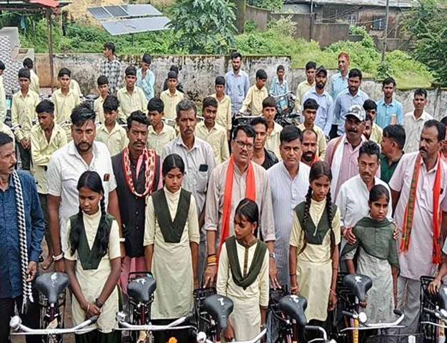 अनुसूचित जाति कल्याण मंत्री चौहान ने अलीराजपुर में किया नि:शुल्क साइकिल वितरण