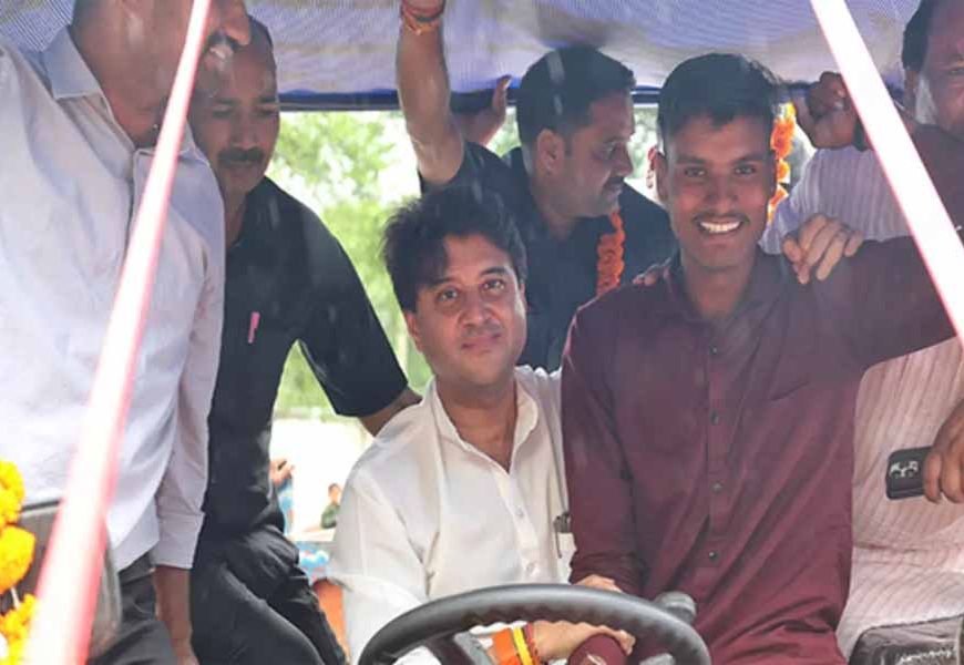 शिवपुरी में बाढ़ प्रभावितों की जान बचाने वाले को केंद्रीय मंत्री सिंधिया ने गिफ्ट किया ट्रैक्टर