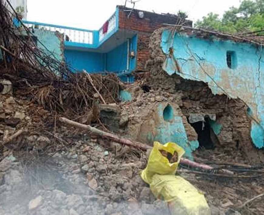 सरायकेला में बारिश का कहर: कच्चा मकान ढहा, मां-बेटे की मौत, 8 घायल