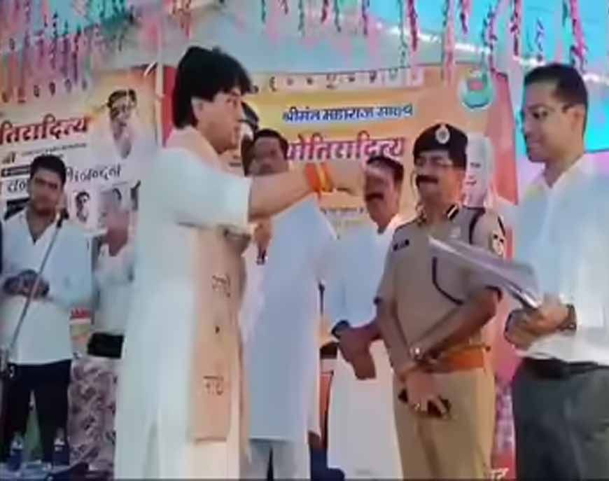 कलेक्टर आदित्य सिंह के मुरीद हुए ज्योतिरादित्य सिंधिया, मंच पर भरी तालियों से हैरान हुए नेता