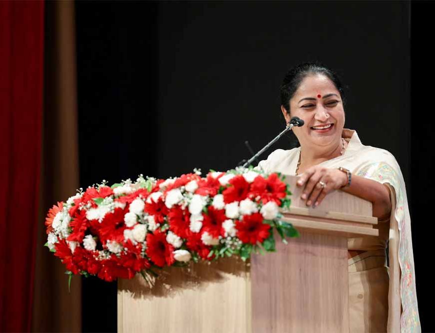 सीएम रेखा गुप्ता: तूफानों से जूझने की आदत, आसुरी शक्तियों से नहीं डरती