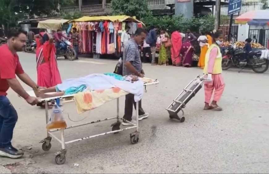 सड़क पर ऑक्सीजन लगे स्ट्रेचर से गुजरा मरीज, स्वास्थ्य मंत्री ने अधिकारियों को लगाई फटकार