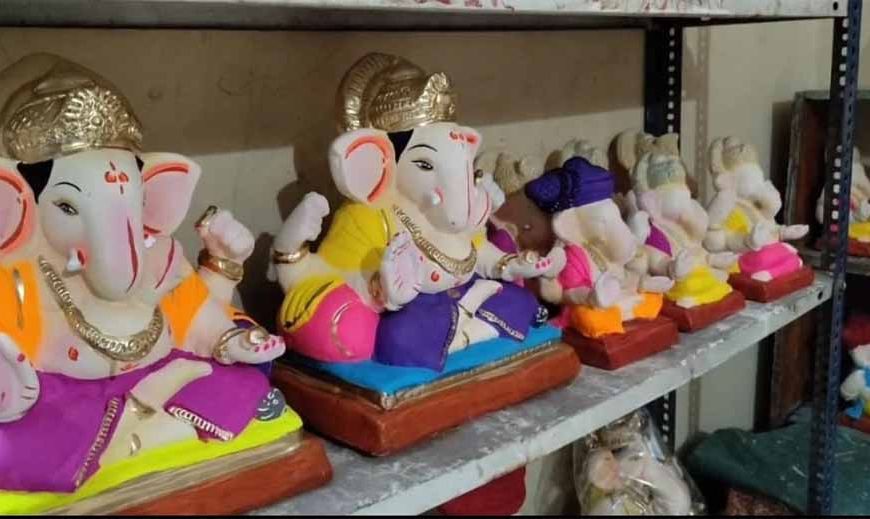 इंदौर परिवार की अनोखी आस्था: 11 साल से बिना मोलभाव मिट्टी की गणेश मूर्तियां दान
