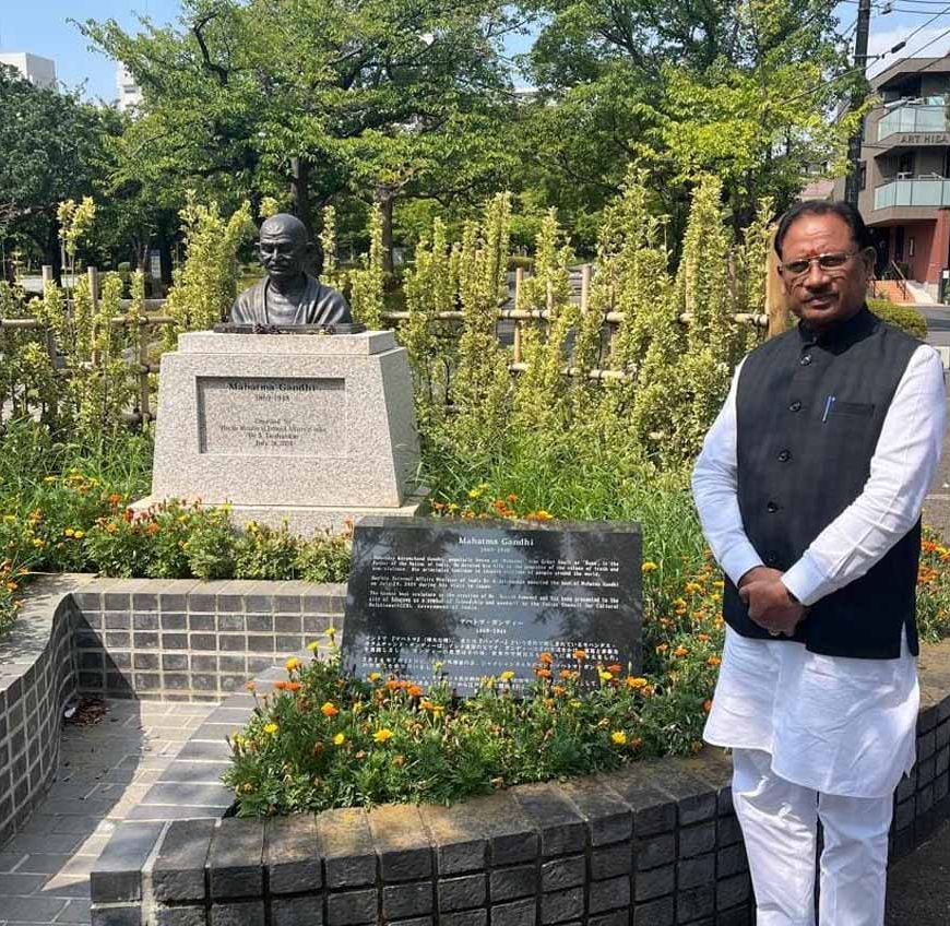 मुख्यमंत्री विष्णुदेव साय ने टोक्यो के ‘लिटिल इंडिया’ पहुँचकर महात्मा गांधी को  किया नमन