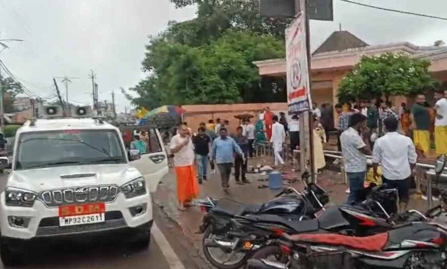 SDM का अलग अंदाज़: लुंगी पहन पहुंचे अतिक्रमण हटाने, हाथ में माइक से किया ऐलान