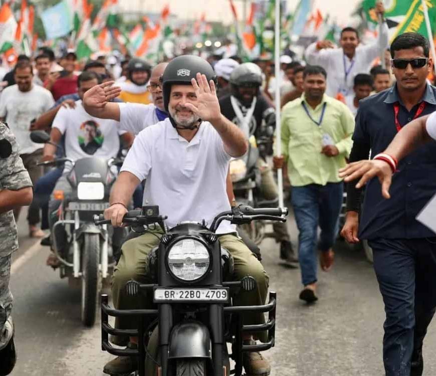बिहार की बुलेट पर सवार दिखे राहुल गांधी, पीछे कांग्रेस अध्यक्ष राजेश कुमार बिना हेलमेट