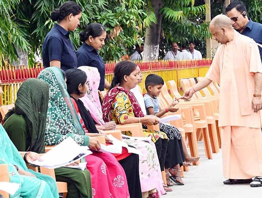 सीएम योगी सख्त: गरीबों को उजाड़ने वालों पर होगी कड़ी कार्रवाई