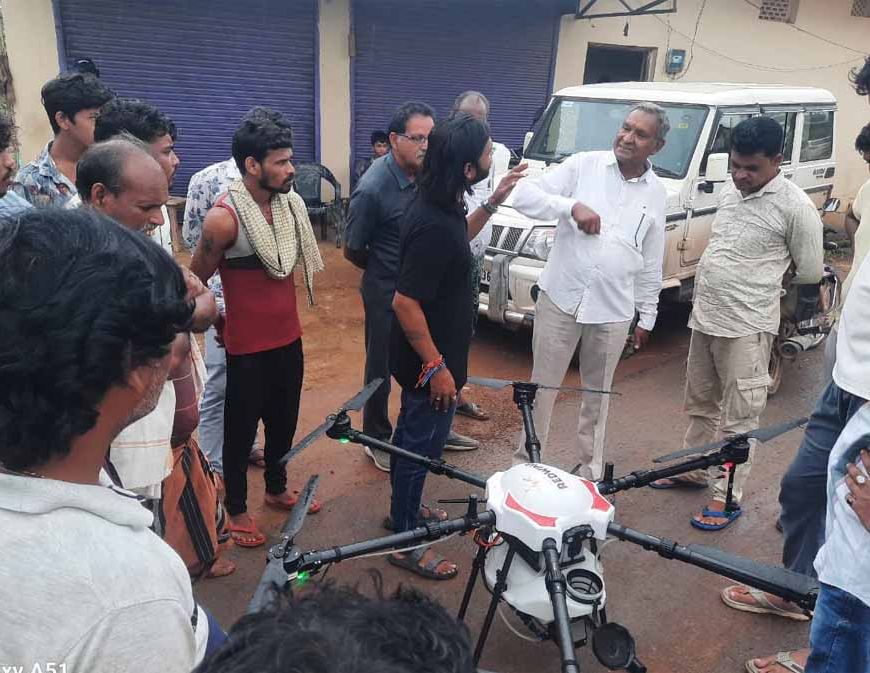 ड्रोन तकनीक से किया जा रहा है, नैनो यूरिया का छिड़काव