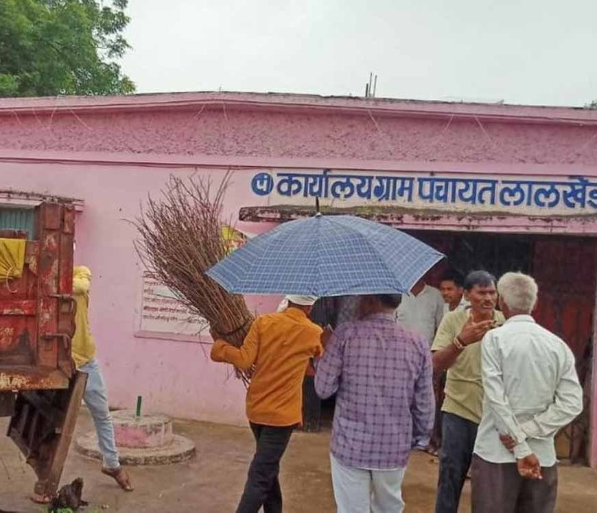 खरगोन: गांव में मुक्ति धाम नहीं, पंचायत गेट पर किया गया अंतिम संस्कार