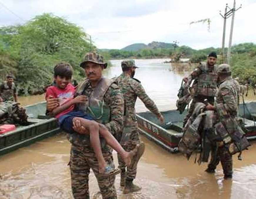 बाढ़ में फंसे लोगों की जिंदगी बचाने उतरी सेना, 41 ग्रामीणों को दिलाई सुरक्षित राह