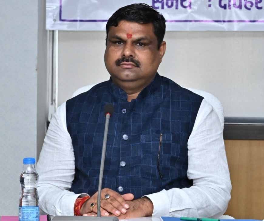 रायपुर : शिक्षा विभाग के अधिकारी शिक्षण कार्य को सर्वोच्च प्राथमिकता दें : मंत्री गजेन्द्र यादव