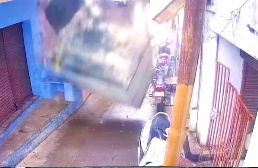 शाजापुर में होटल का शौचालय गिरा, नीचे खड़ी स्कूटी चकनाचूर