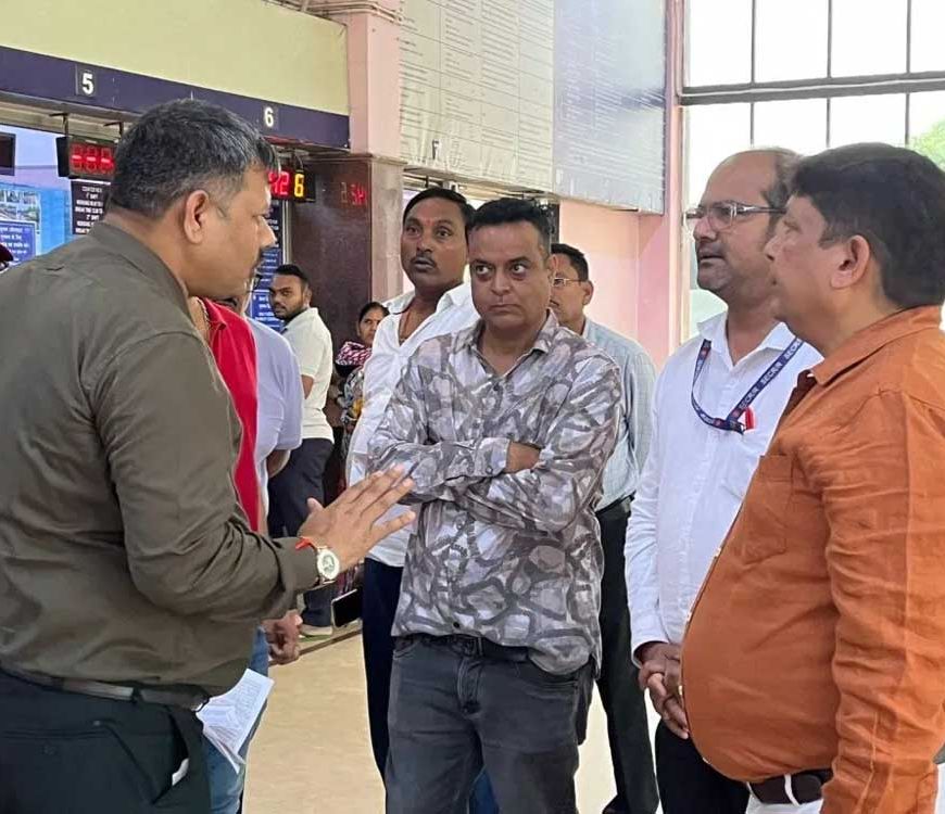 यात्रियों की शिकायत पर तुरंत एक्शन: Sr. DCM ने ‘नायक’ फिल्म की तर्ज पर हटाए CRS