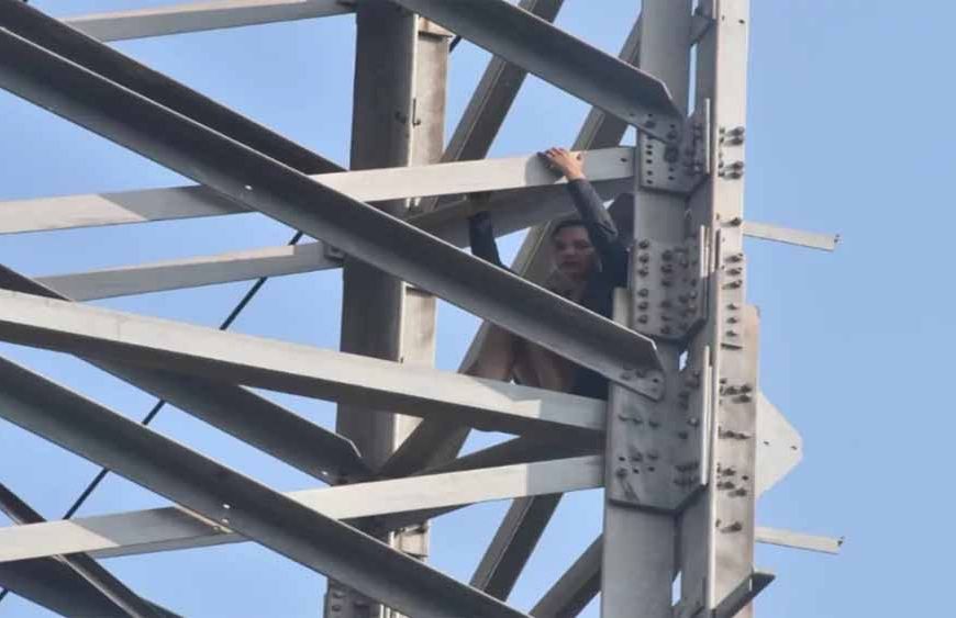 हाईटेंशन लाइन के टावर पर चढ़ी युवती, प्रेमी से नाराज़गी में घंटों किया ड्रामा