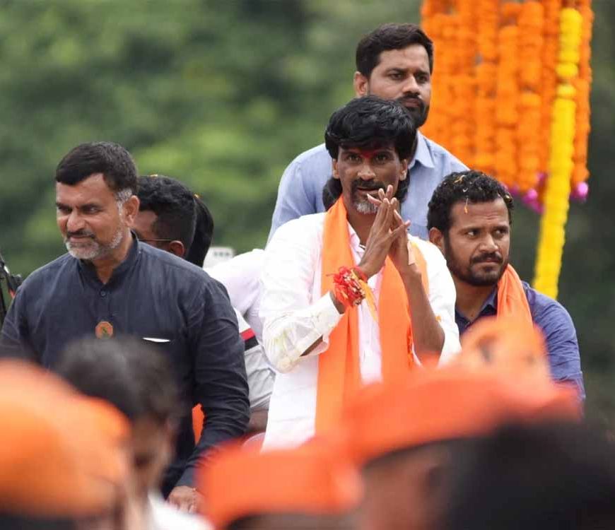 BMC चुनाव से पहले मनोज जरांगे ने बढ़ाई सरकार की टेंशन, फडणवीस के मंत्रियों का दल मनाने पहुंचा