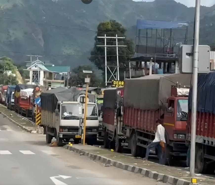 हिमाचल में तीन दिन से जाम, सैकड़ों वाहन फंसे, फल-सब्जियों की सप्लाई प्रभावित