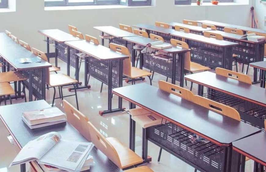 महोदय, शिक्षिका 12 बजे स्कूल आती हैं और दो बजे घर लौट जाती हैं