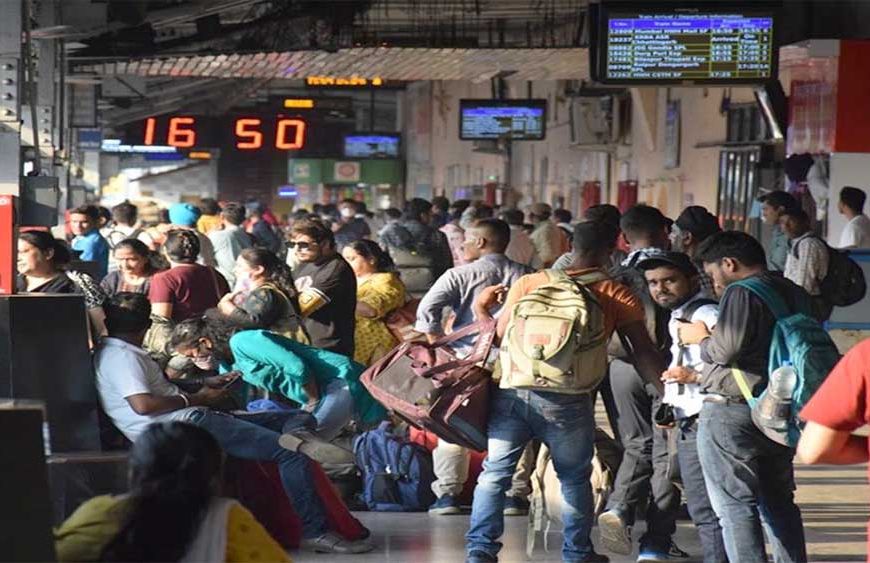 रेलवे की नई व्यवस्था फेल: टिकट देने वाले टीटीई नदारद, यात्रियों को करना पड़ा इंतज़ार