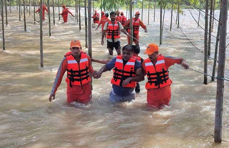 गुरदासपुर बाढ़ में 15 घंटे फंसे एसडीएम और डीएसपी, NDRF ने किया रेस्क्यू