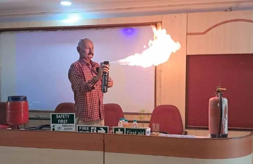 किचन सेफ्टी अलर्ट: कीटनाशक स्प्रे से भी भड़क सकती है आग, LPG सिलेंडर पर न डालें पानी