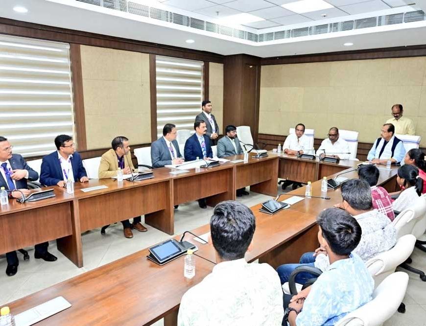 हादसों में जान गंवाने वाले कर्मियों के परिवारों को मिला संबल, हेमंत सोरेन ने दिए 1-1 करोड़ रुपए