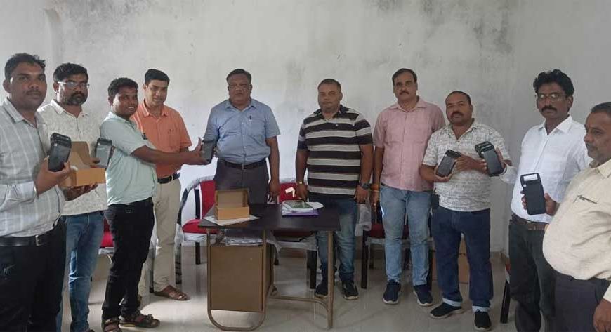 जिले में उर्वरक वितरण होगा हाई-टेक, निजी विक्रेताओं को मिली L1 Pos मशीनें