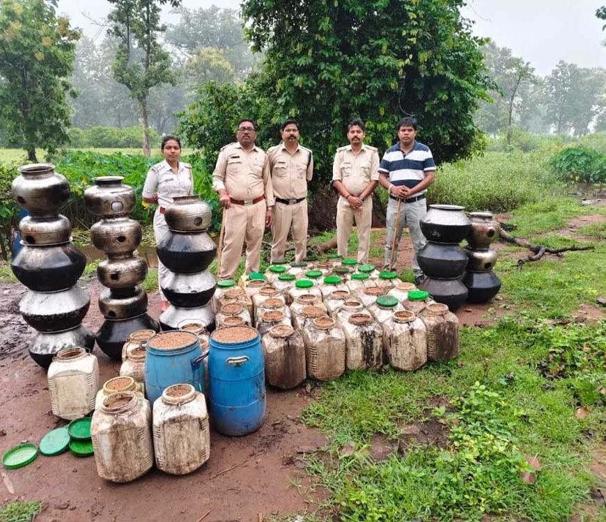 कबीरधाम में पुलिस की बड़ी कार्रवाई, भारी मात्रा में अवैध शराब जब्त