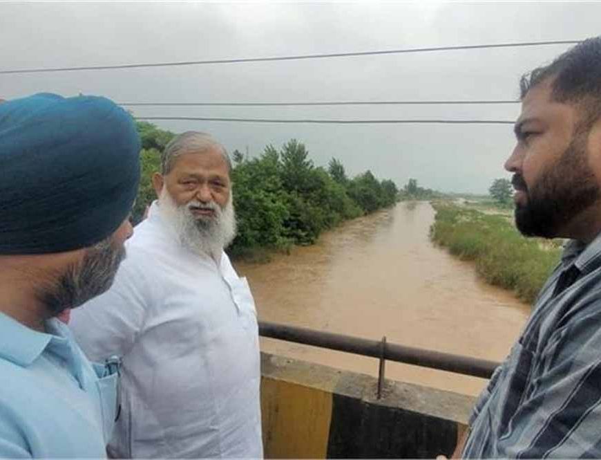 अंबाला में टांगरी नदी उफान पर, मंत्री अनिल विज मौके पर पहुंचे, NDRF और कश्तियों की मदद