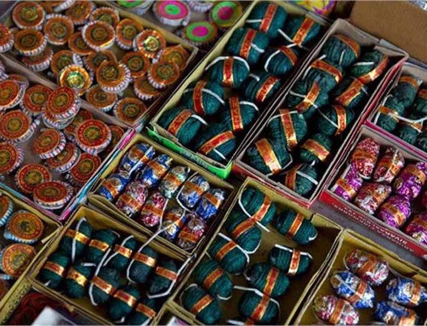 मेरठ-नोएडा समेत यूपी के 8 जिलों में पटाखों पर सख्त बैन, उल्लंघन पर जेल और भारी जुर्माना