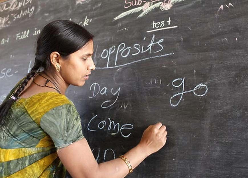 देश में पहली बार 1 करोड़ टीचर, लेकिन 1 लाख स्कूलों में सिर्फ एक-एक शिक्षक, 8 हजार स्कूलों में कोई स्टूडेंट नहीं