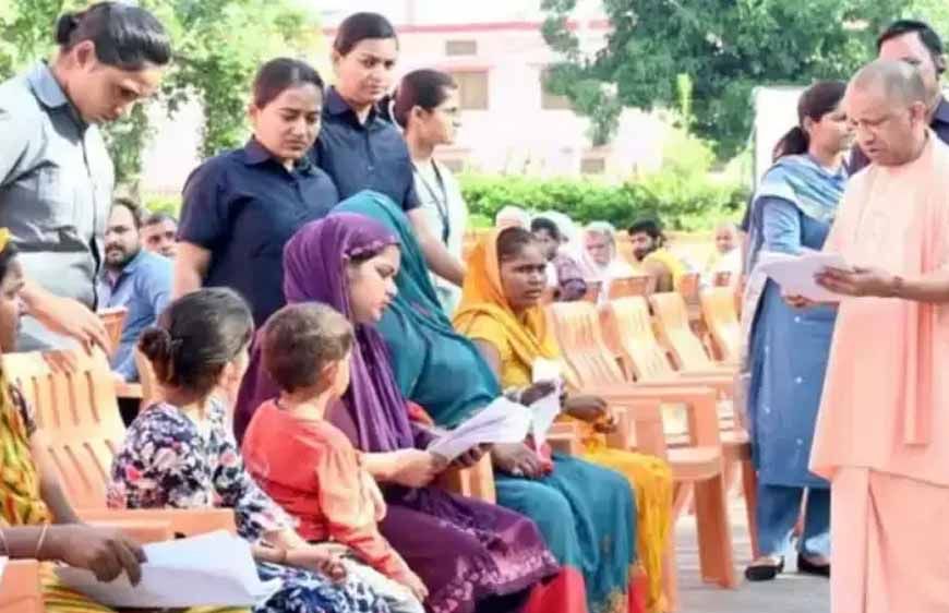 मुख्यमंत्री ने काशी में किया 'जनता दर्शन', हर फरियादी की सुनीं समस्याएं