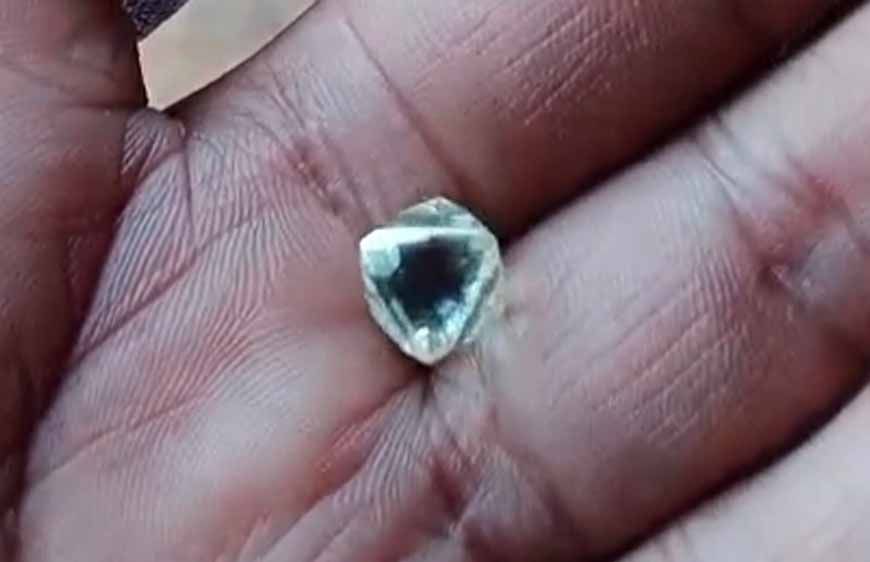 पन्ना में मिला 4.90 कैरेट का नायाब हीरा, कीमत 10 लाख और नीलामी में लगेगी बोली